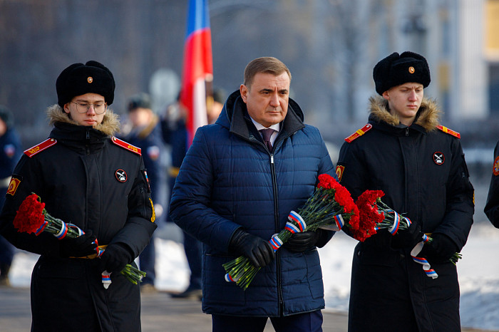 В Туле на площади Победы губернатор Алексей Дюмин возложил цветы к Вечному огню