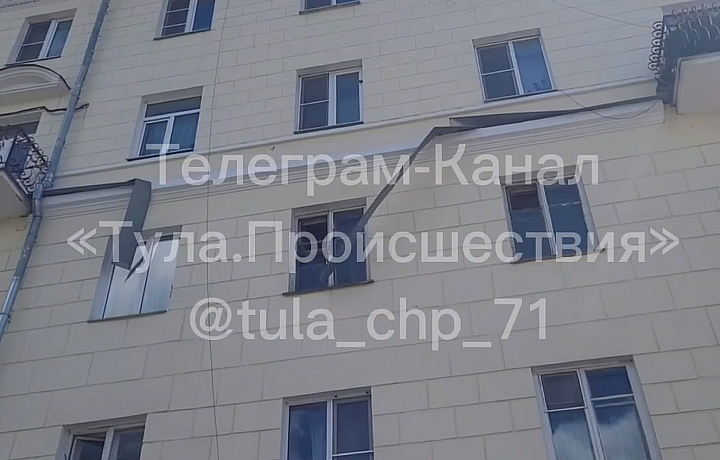 От одного из домов на проспекте Ленина в Туле оторвался металлический карниз