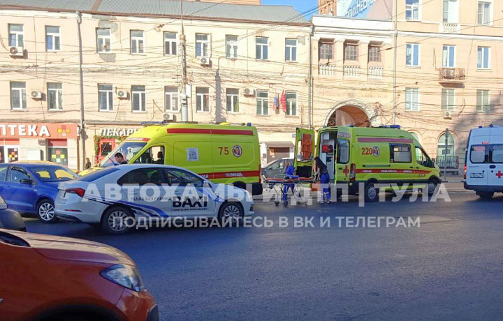 На улице Советской в Туле машина скорой помощи попала в ДТП