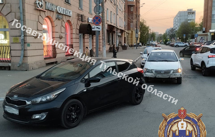 В Туле на улице Советская «Лифан» врезался в «Киа» - пострадала девушка В Туле на улице Советская «Лифан» врезался в «Киа» - пострадала девушка