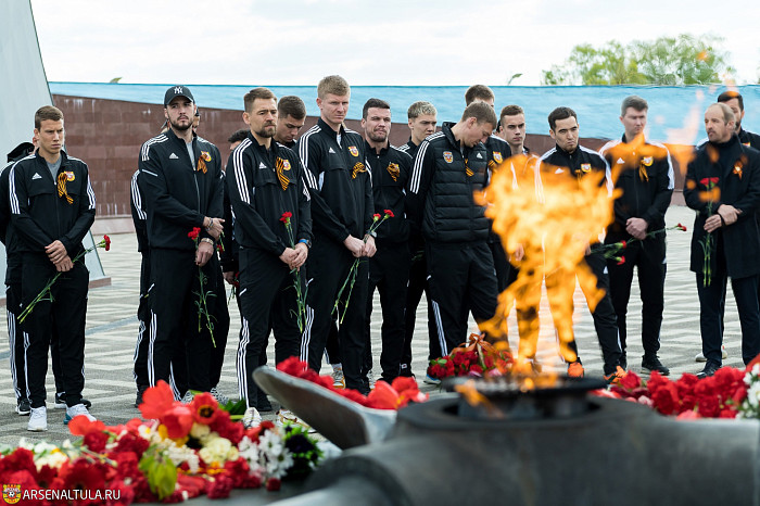 Футболисты «Арсенала» и волейболистки «Тулицы-2» возложили цветы к мемориалу «Защитникам неба Отечества»