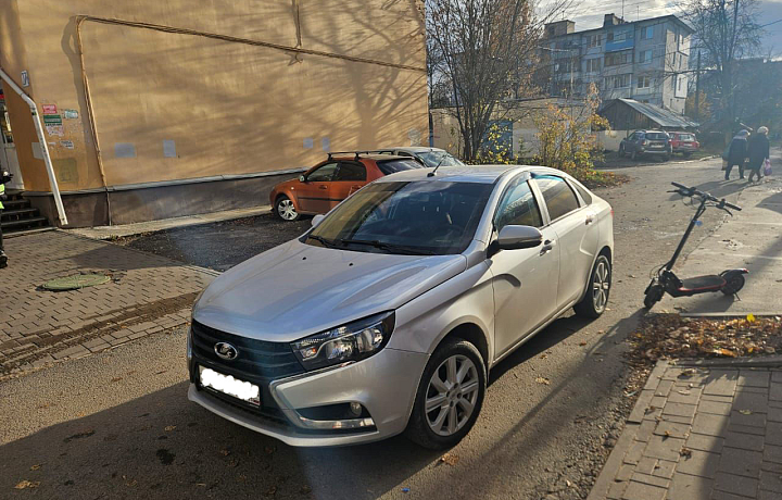 Водитель Lada Vesta врезался в самокатчика на улице 9 Мая в Туле