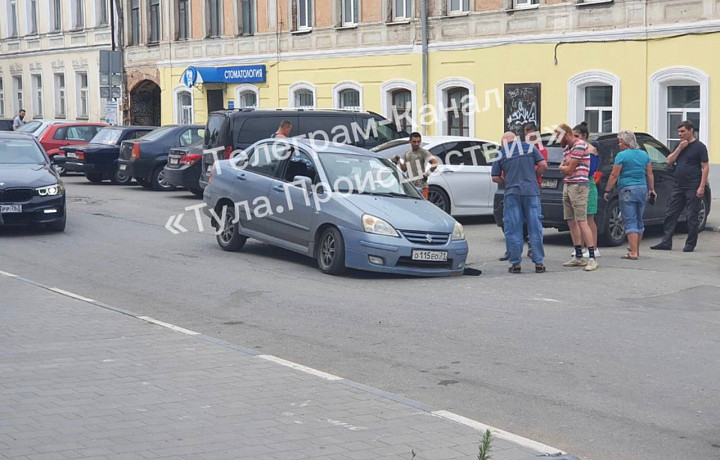 Иномарка попала в яму на улице Каминского в Туле