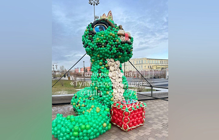 ﻿На Казанской набережной в Туле появилась фотозона в виде змеи