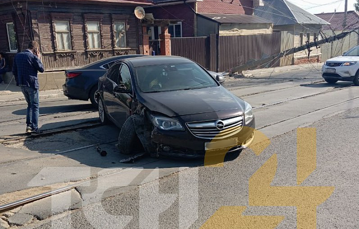В Туле на улице Кауля Opel врезался в фонарный столб