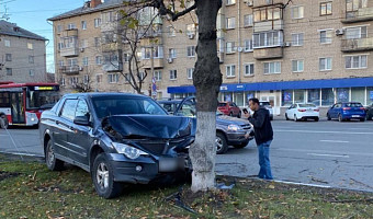 ﻿Иномарка врезалась в дерево после ДТП на Красноармейском проспекте в Туле