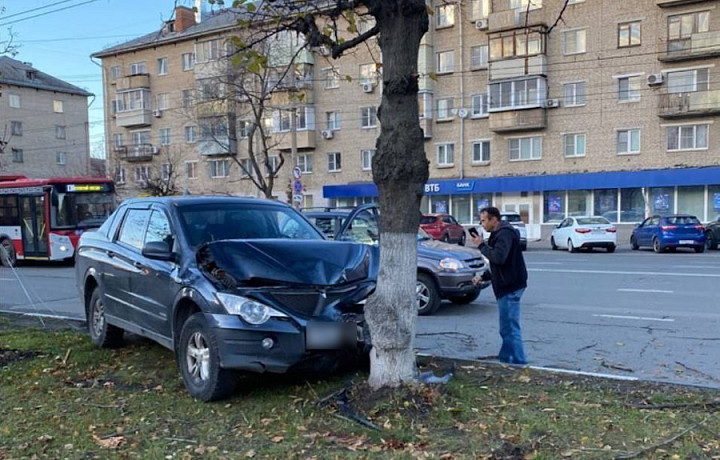 ﻿Иномарка врезалась в дерево после ДТП на Красноармейском проспекте в Туле