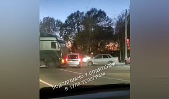 ﻿На Одоевском шоссе в Туле перекрыли перекресток из-за тройного ДТП с фурой