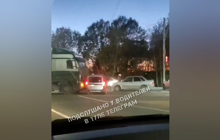 ﻿На Одоевском шоссе в Туле перекрыли перекресток из-за тройного ДТП с фурой