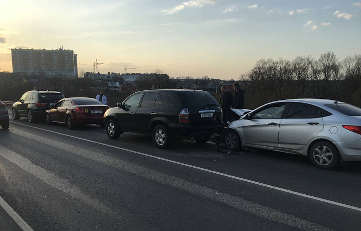 На Калужском шоссе в Туле столкнулись четыре автомобиля