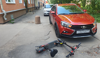 В Узловой 14-летний водитель мопеда устроил ДТП с автомобилем Lada Vesta
