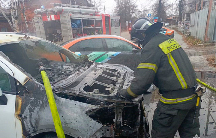 На улице Пушкинской в Туле сгорел легковой автомобиль