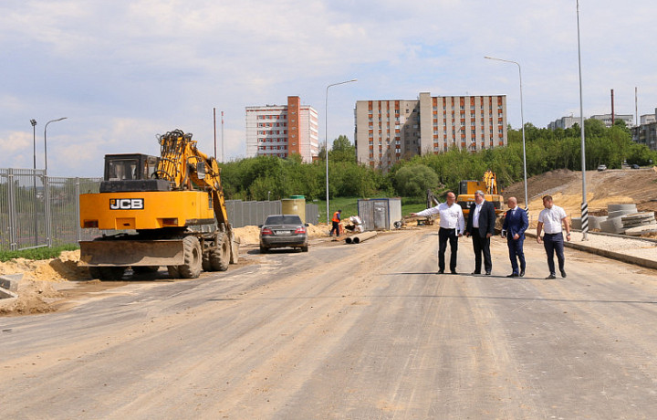 Как строят новую дорогу на улице Маршала Жукова: Илья Беспалов проверил ход работ