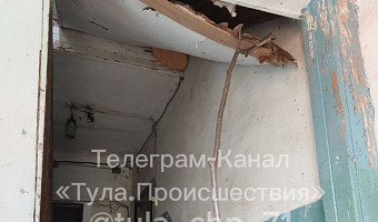 В многоквартирном доме в щекинском поселке обваливается потолок в подъезде
