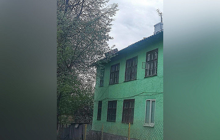 "Он может рухнуть!": Жители Липок обеспокоены состоянием дома на улице Трудовой
