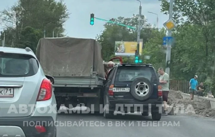 На Щекинском шоссе в Туле произошло ДТП с грузовиком