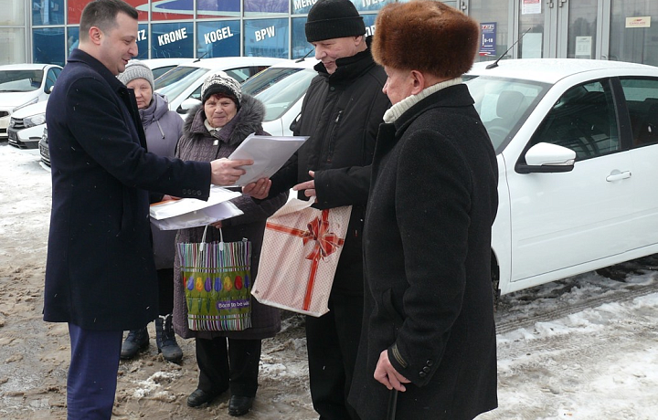 Тулякам, пострадавшим на производстве, вручили автомобили