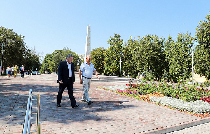 Глава тульской администрации проверил благоустройство «Славянского бульвара»