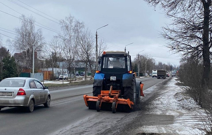 ﻿На улицах Тулы 17 января продолжается уборка дорог и тротуаров