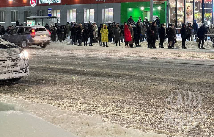 Очевидец: на Красноармейском проспекте в Туле на остановке скопилась очередь в полсотни человек