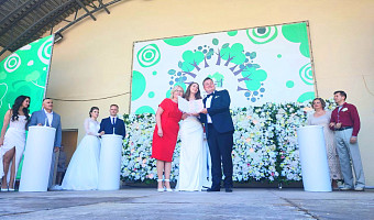 Шесть пар поженились в День семьи, любви и верности в Центральном парке Тулы