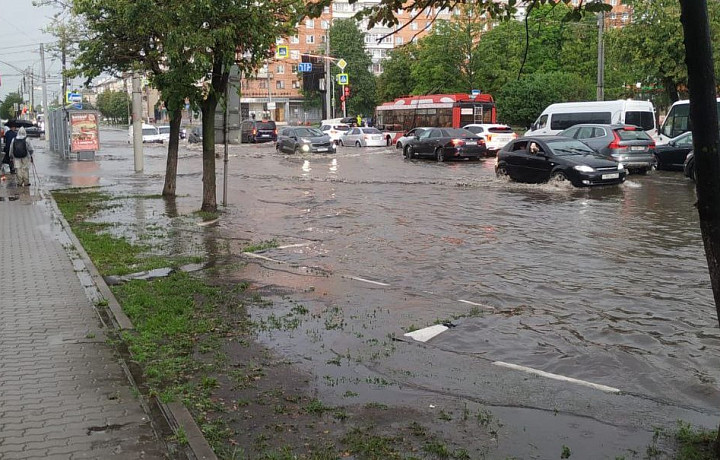Мощный ливень превратил улицы Тулы в реки