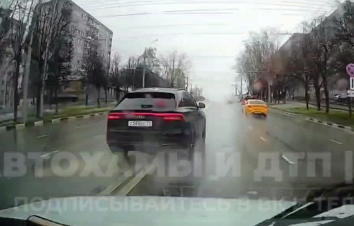 Туляк на Audi совершил опасный маневр для обгона по встречной полосе Туляк на Audi совершил опасный маневр для обгона по встречной полосе