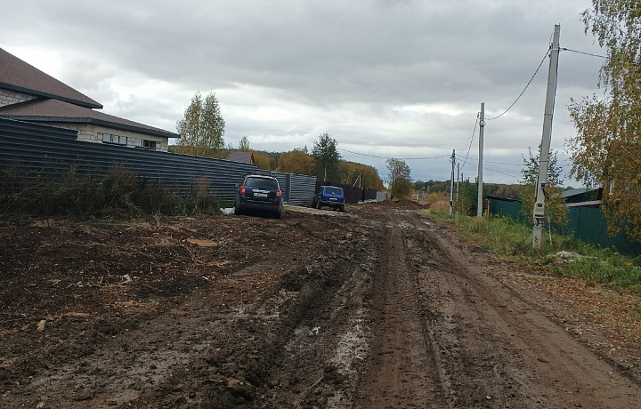 «Детей гулять не пускаем, грязи – по колено»: многодетные семьи в деревне Самохваловка уже 10 лет живут без коммуникаций и дороги