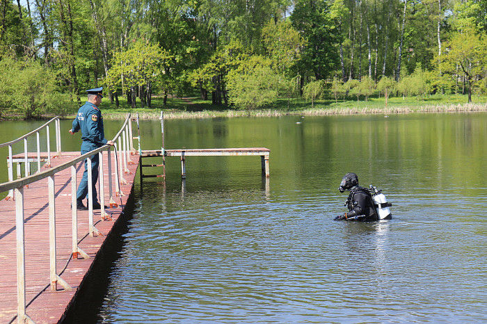 Водолазы обследовали дно центрального пруда в парке имени Белоусова в Туле