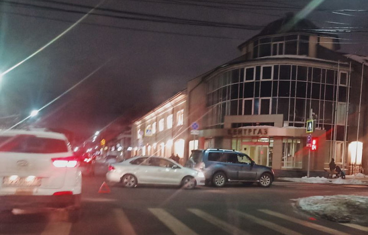 Две легковушки устроили ДТП на улице Менделеевской в Туле