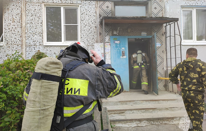 Сотрудники МЧС эвакуировали из горящего дома в городе Щекино 14 человек