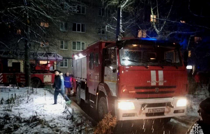 На улице Комсомольской в Туле произошло возгорание в многоквартирном доме