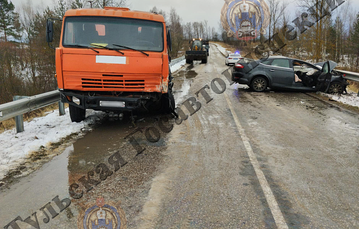 В Белевском районе водитель Ford врезался в «КАМАЗ»: два человека госпитализированы