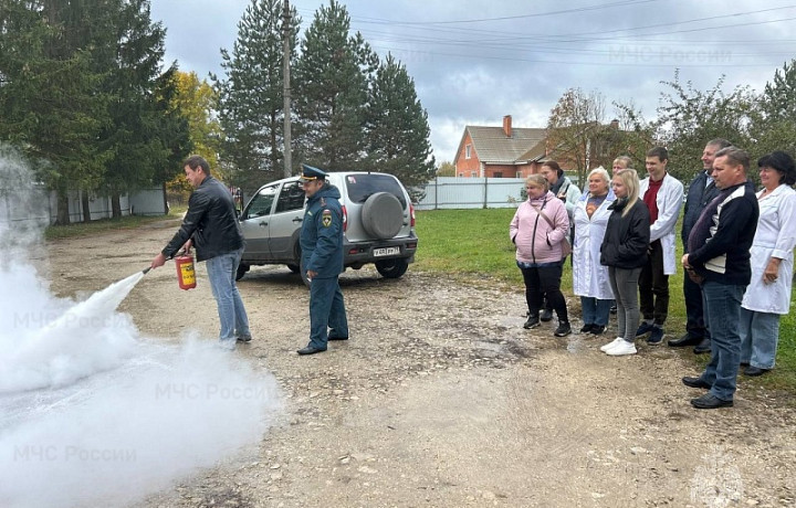 Тульские спасатели обучили правилам пожарной безопасности ветеринаров в Суворовском и Дубенском районах