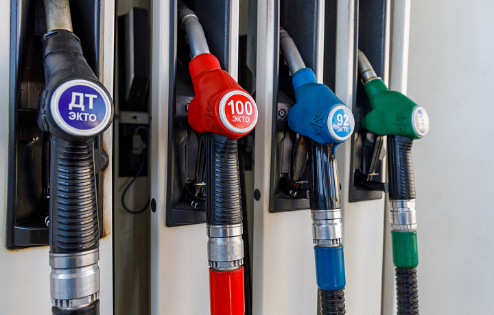 Депутаты Госдумы предложили зафиксировать цены на бензин на три-пять лет