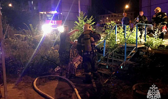 Спасатели эвакуировали 20 человек из пожара в многоэтажке на улице Марата в Туле