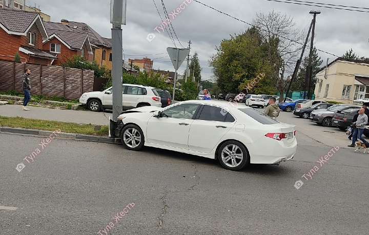 В Туле на пересечении улиц Кирова и Декабристов автомобиль врезался в столб