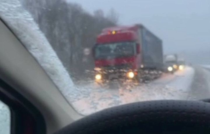 На трассе М-2 в Туле начались пробки из-за буксирующих грузовиков