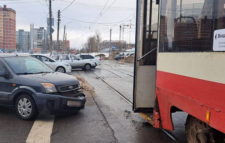 В Туле водитель иномарки врезался в трамвай и скрылся с места ДТП