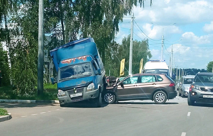 На улице Трудовые резервы в Новомосковске «ГАЗель» врезалась в Volkswagen