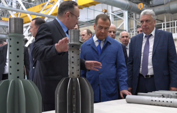 Дмитрий Медведев обсудил производство востребованных образцов вооружения в Алексине