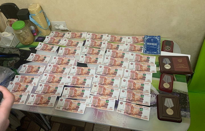 Школьник из Щекино нашел рядом с домом сумку с 200 000 рублей и медалями