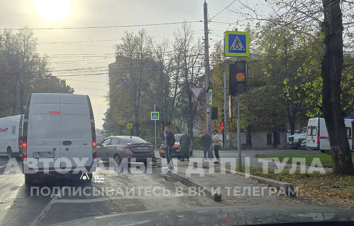 В Туле два автомобиля не поделили перекресток улиц Кирова и Глинки