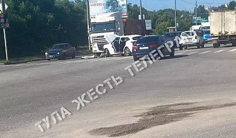 Момент утреннего ДТП с фурой на улице Рязанской в Туле попал на видео