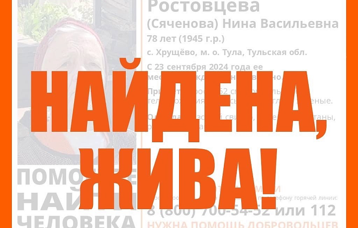 Две лесбиянки наслаждаются временем и дерутся подушками на кровати | Премиум Фото