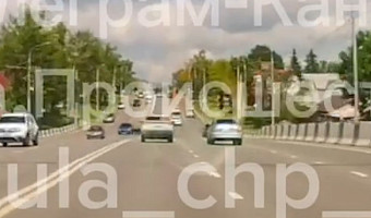 Момент столкновения BMW и Peugeot на Московском путепроводе в Туле попал на видео