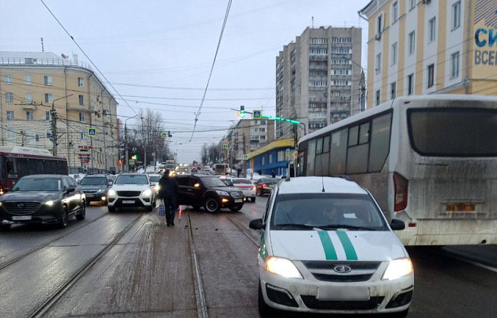 Внедорожник и авто приставов устроили ДТП на улице Октябрьской в Туле