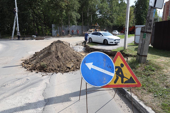 «Копают чуть ли не под машиной»: житель частного дома устроил забастовку из-за расширения улицы Тульского Рабочего Полка