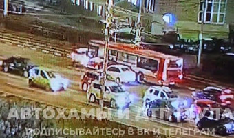 ﻿В Туле Kia залетела под автобус у «трех штыков» на проспекте Ленина