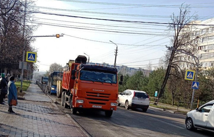 В Туле 1 ноября продолжают уборку дорог и тротуаров